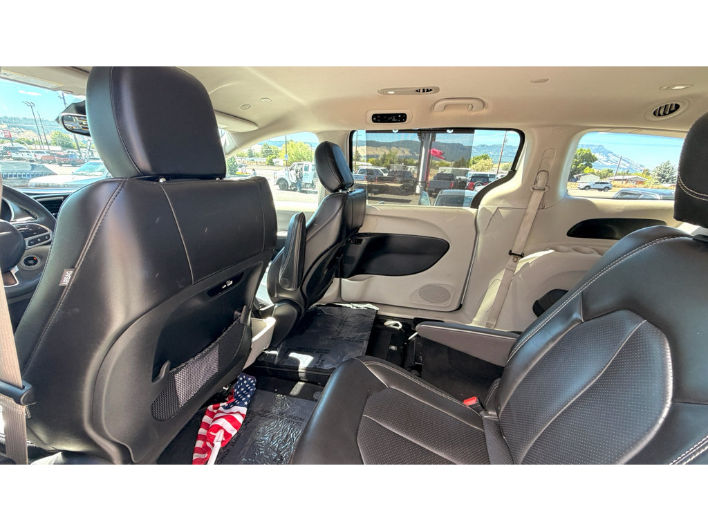 Used 2023 Chrysler Pacifica Touring-L FWD image 16