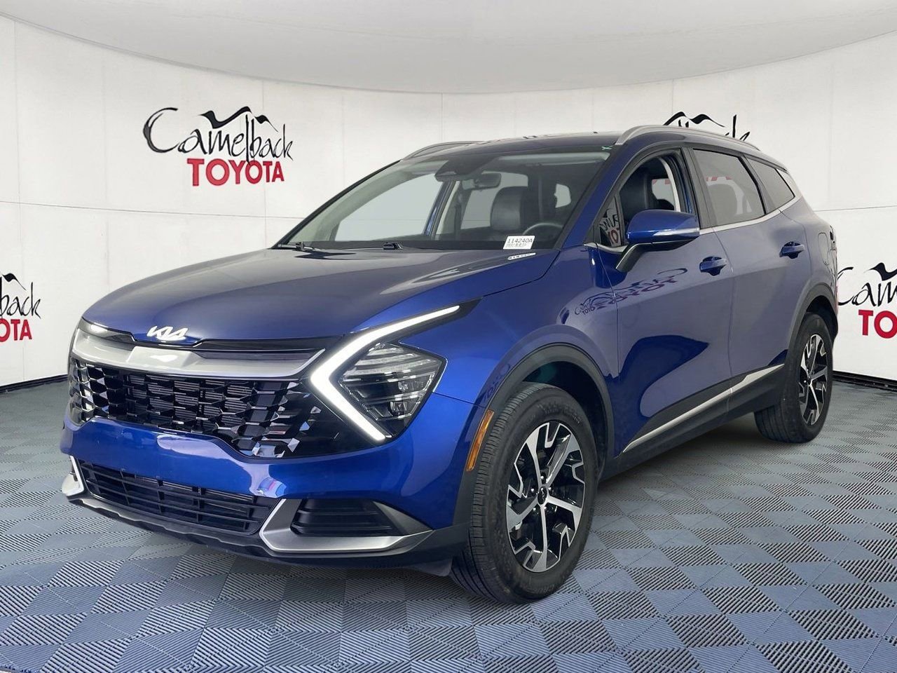 Used 2025 Kia Sportage EX image 2