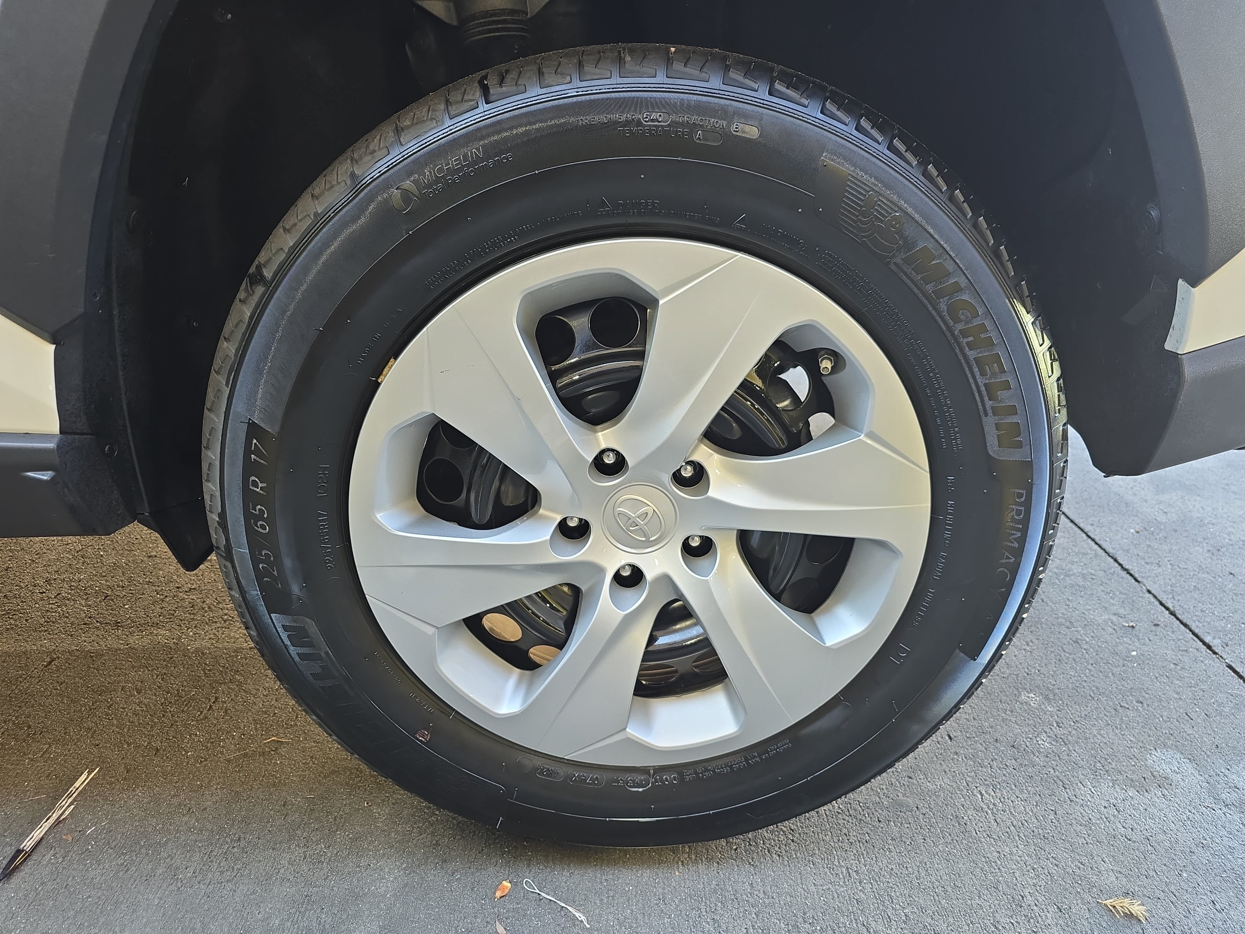 Certified 2025 Toyota RAV4 LE AWD/4WD image 31