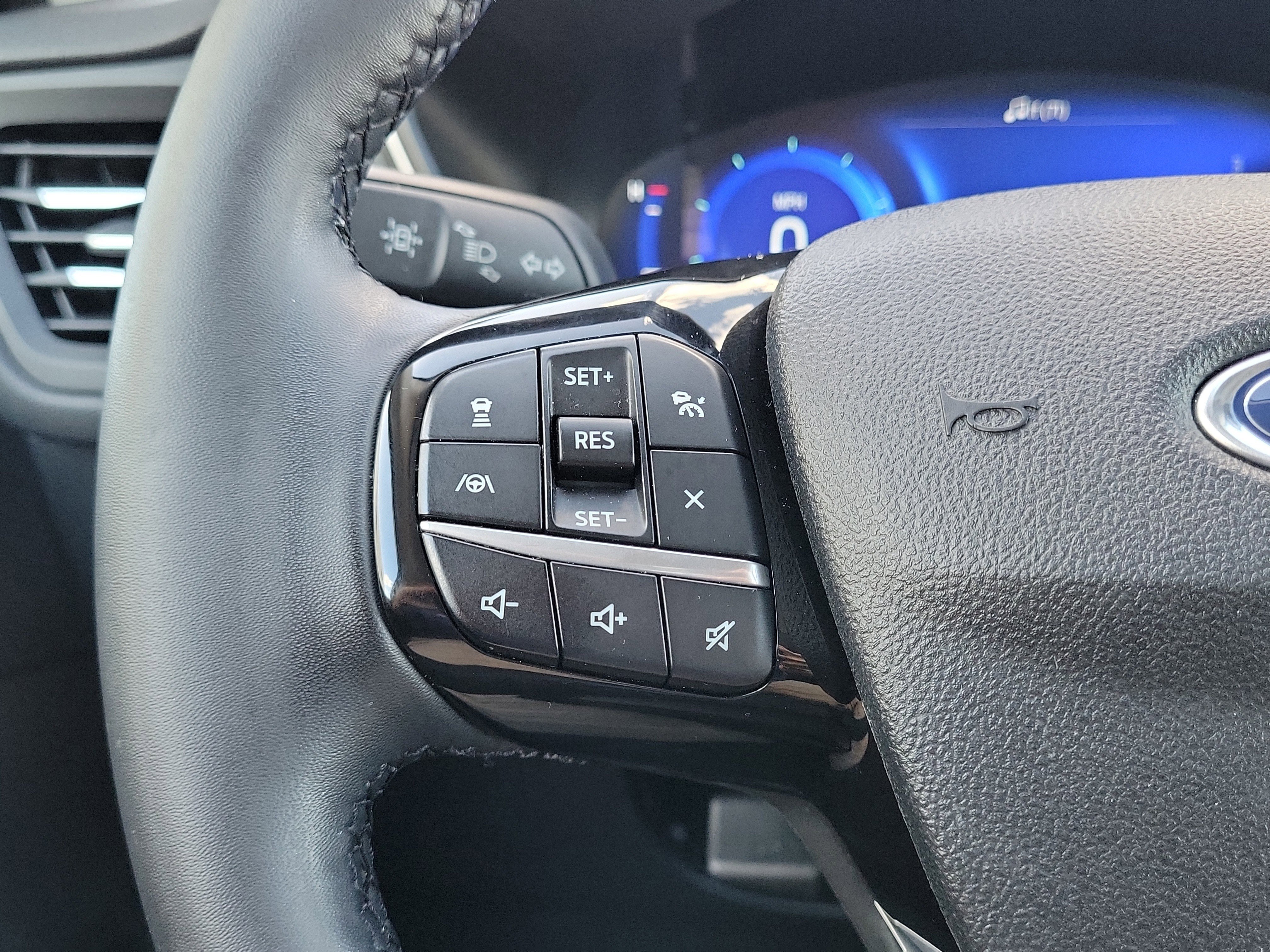 Used 2022 Ford Escape SEL w/ Technology Package image 16