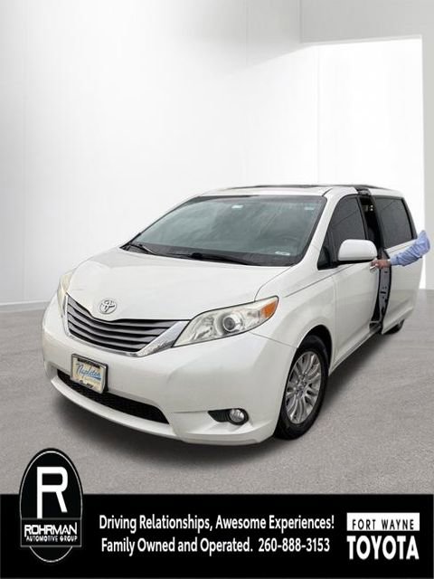 Used 2017 Toyota Sienna XLE Premium FWD image 9