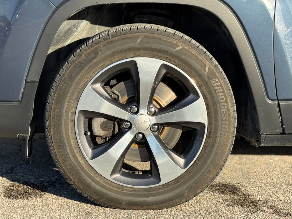 Used 2020 Jeep Cherokee Limited image 32