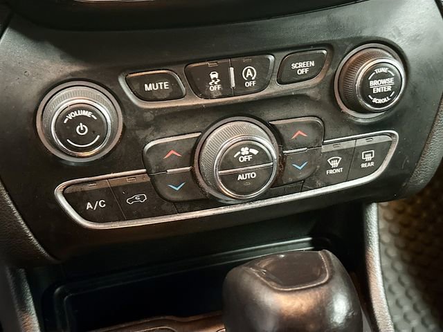 Used 2019 Jeep Cherokee Trailhawk w/ Cold Weather Group AWD/4WD image 15