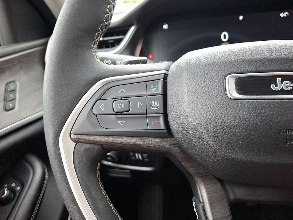 Used 2023 Jeep Grand Cherokee L Limited w/ Luxury Tech Group II AWD/4WD image 24