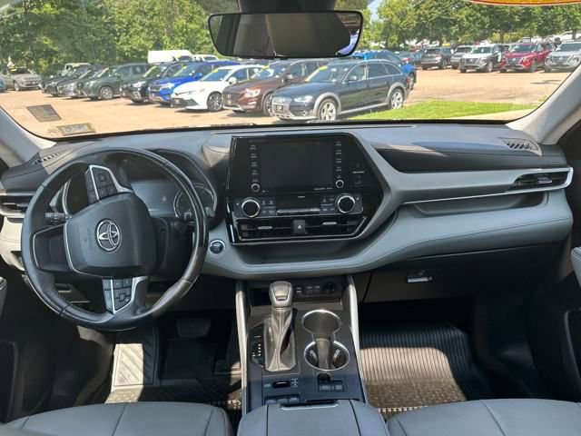 Used 2022 Toyota Highlander XLE image 10