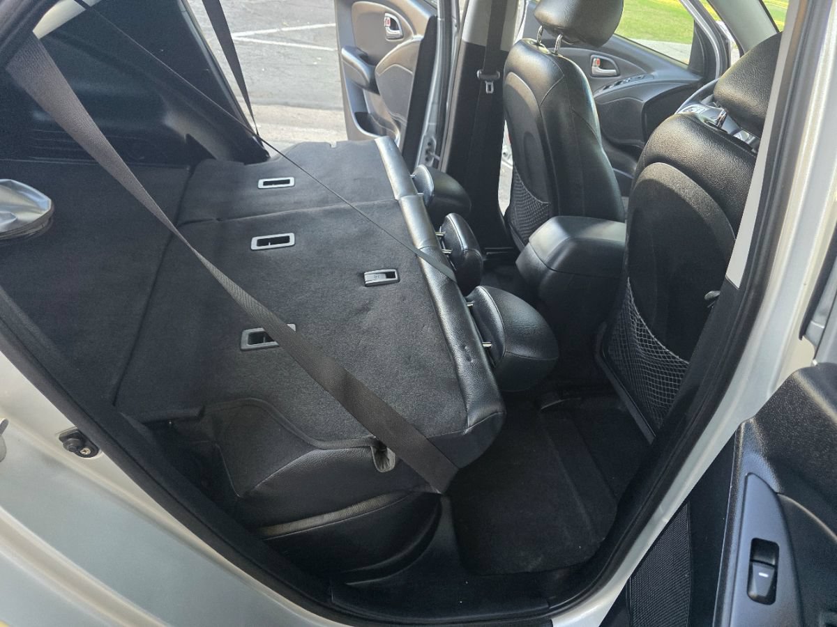 Used 2010 Hyundai Tucson Limited w/ Premium Pkg 4 FWD image 38