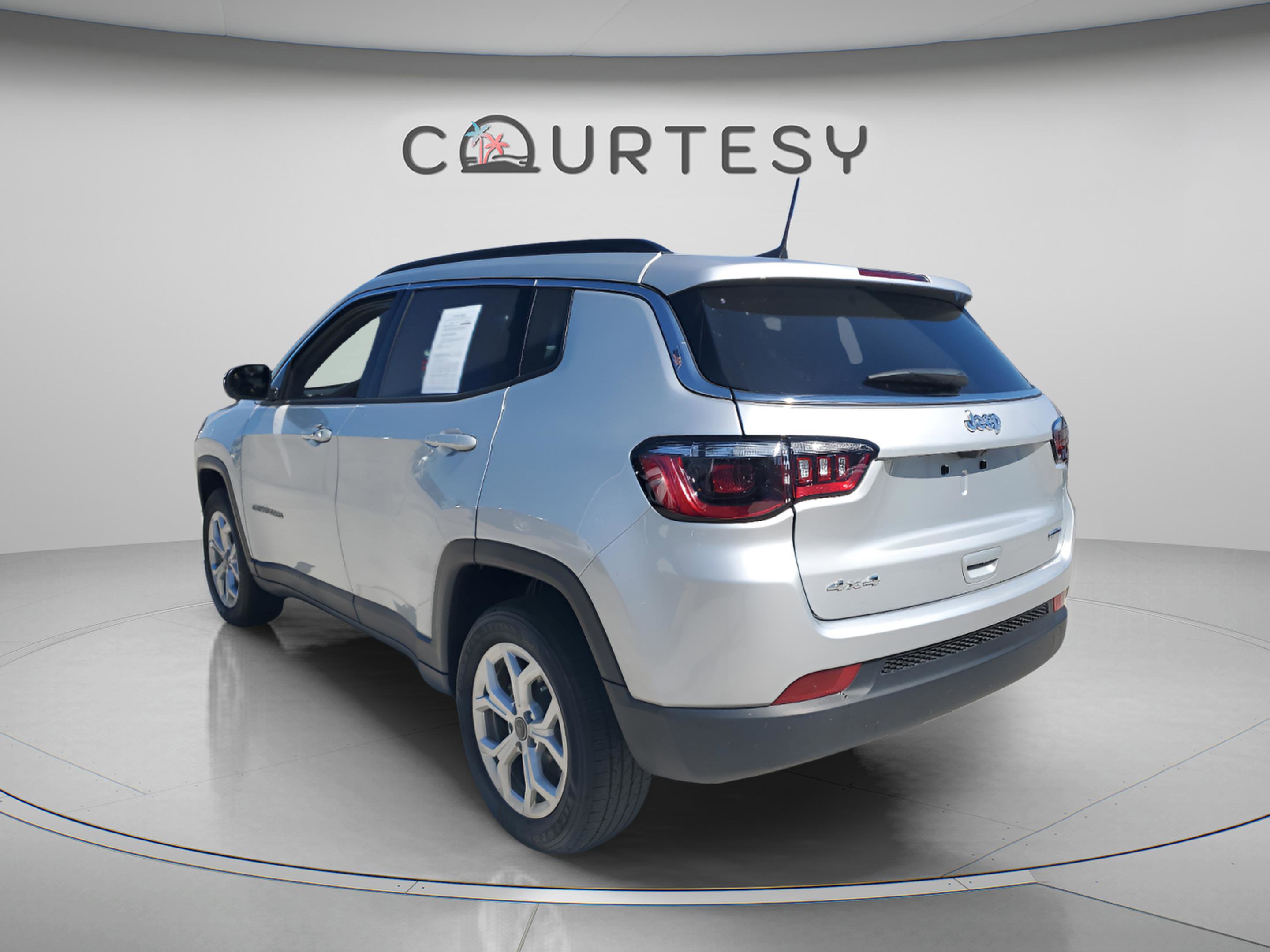 Used 2025 Jeep Compass Latitude AWD/4WD image 2