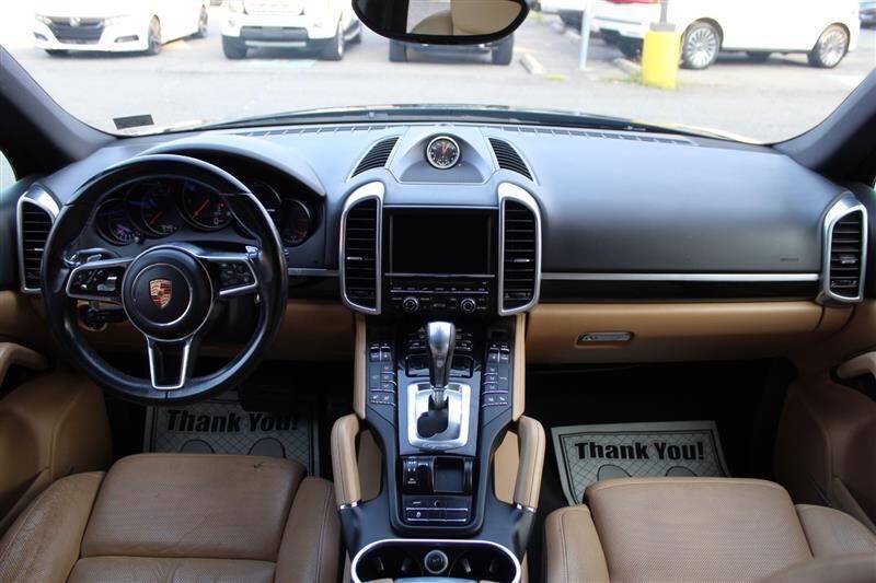Used 2016 Porsche Cayenne w/ Premium Package AWD/4WD image 13
