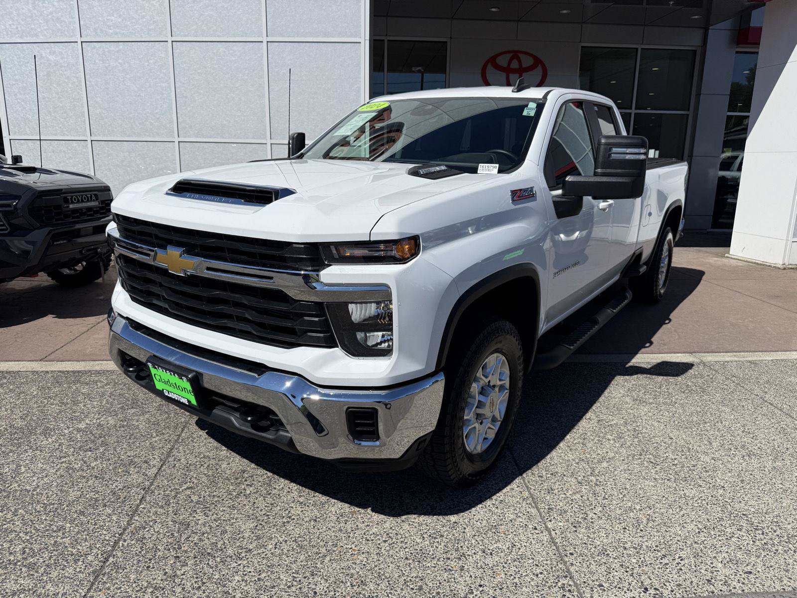Used 2024 Chevrolet Silverado 3500 LT AWD/4WD image 2
