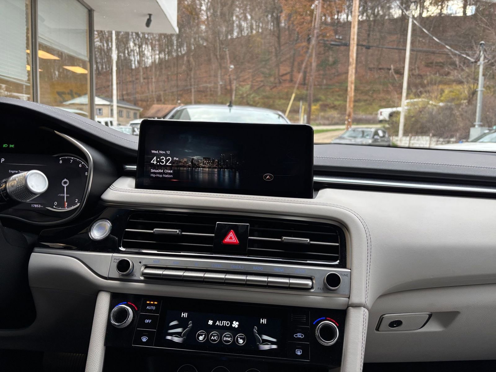 Used 2025 Genesis G70 2.5T image 21