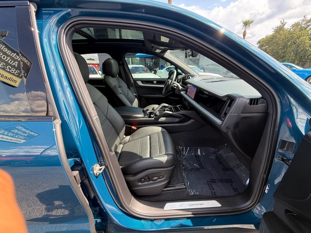 Used 2025 Porsche Cayenne AWD/4WD image 34
