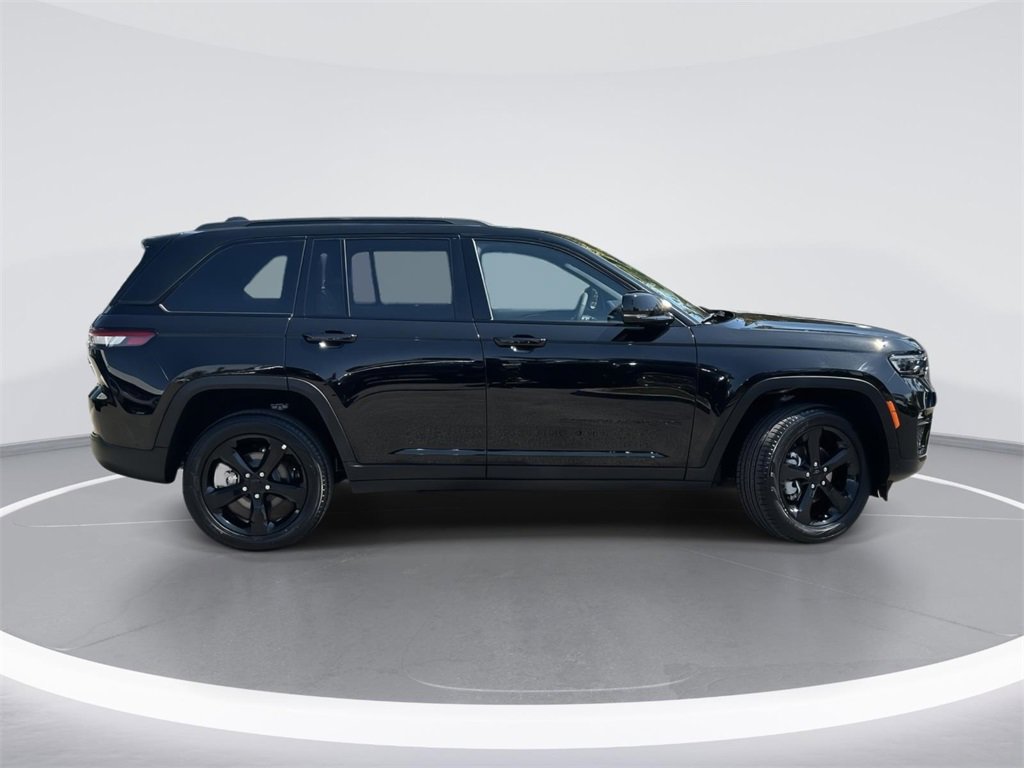 Used 2025 Jeep Grand Cherokee Limited w/ Black Appearance Package image 3