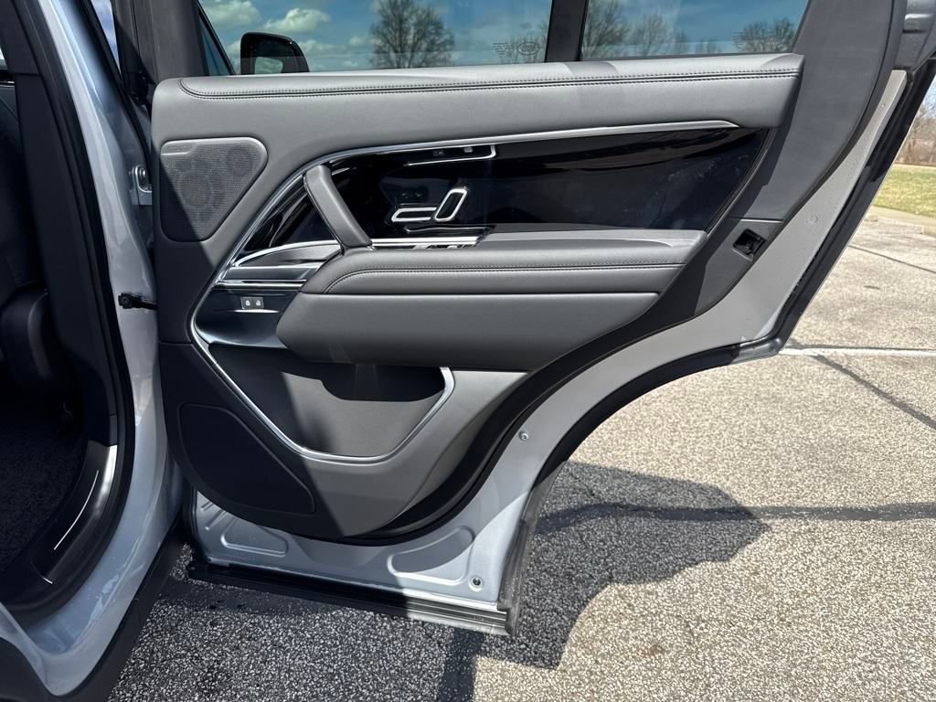 New 2025 Land Rover Range Rover SE AWD/4WD image 16