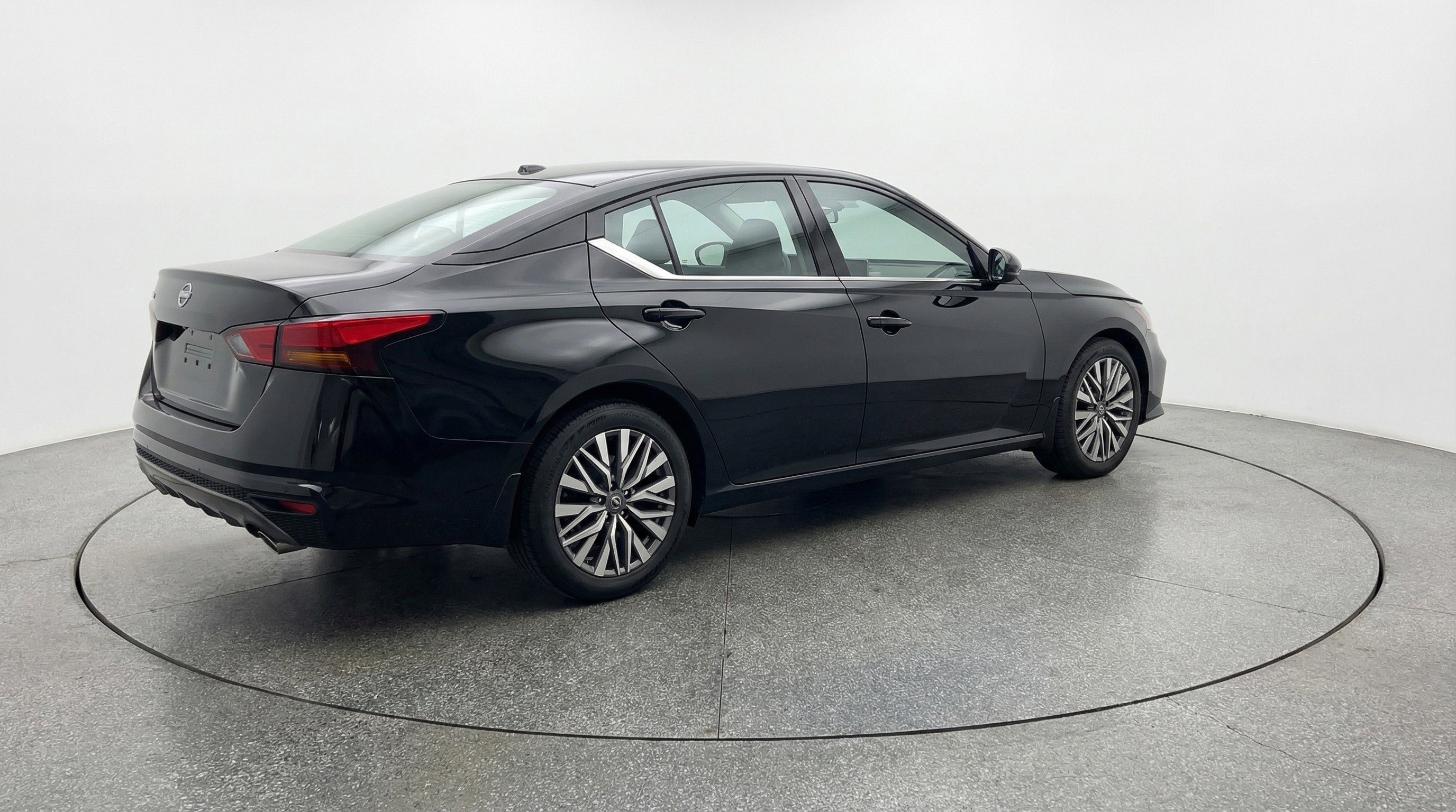 Used 2025 Nissan Altima 2.5 SV image 9