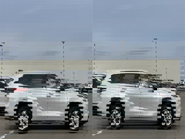 Used 2022 Toyota Highlander LE image 3