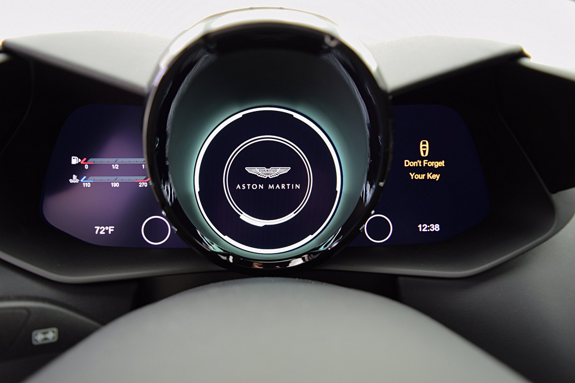 Used 2023 Aston Martin V8 Vantage Roadster RWD image 22