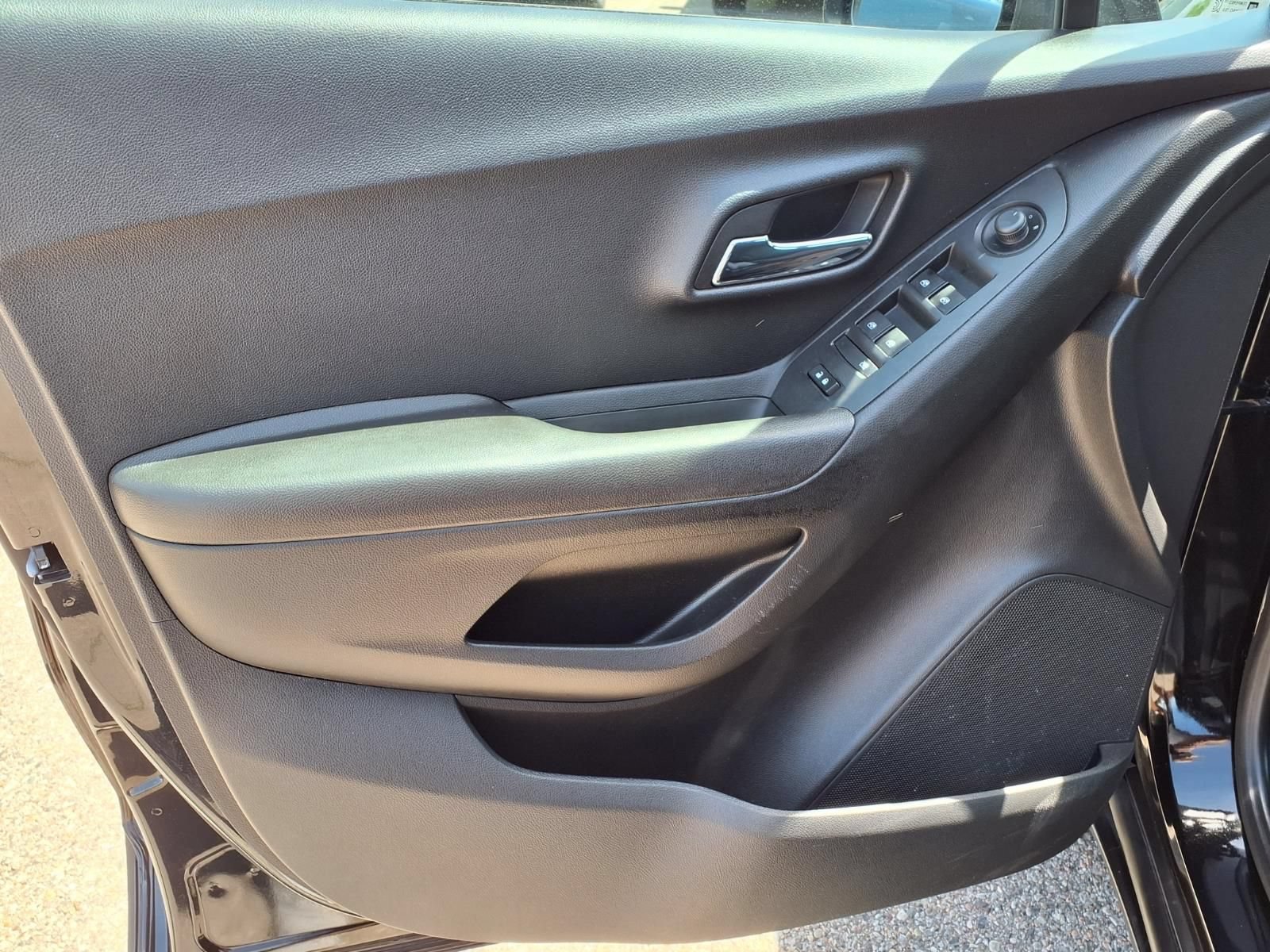 Used 2020 Chevrolet Trax LS FWD image 14