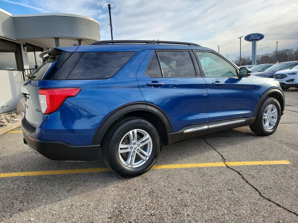 Used 2023 Ford Explorer XLT w/ Equipment Group 202A AWD/4WD image 4