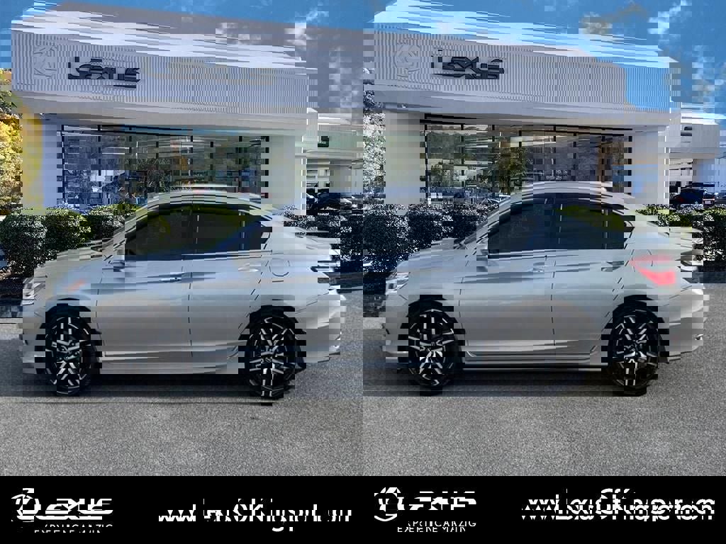 Used 2017 Honda Accord Touring image 2