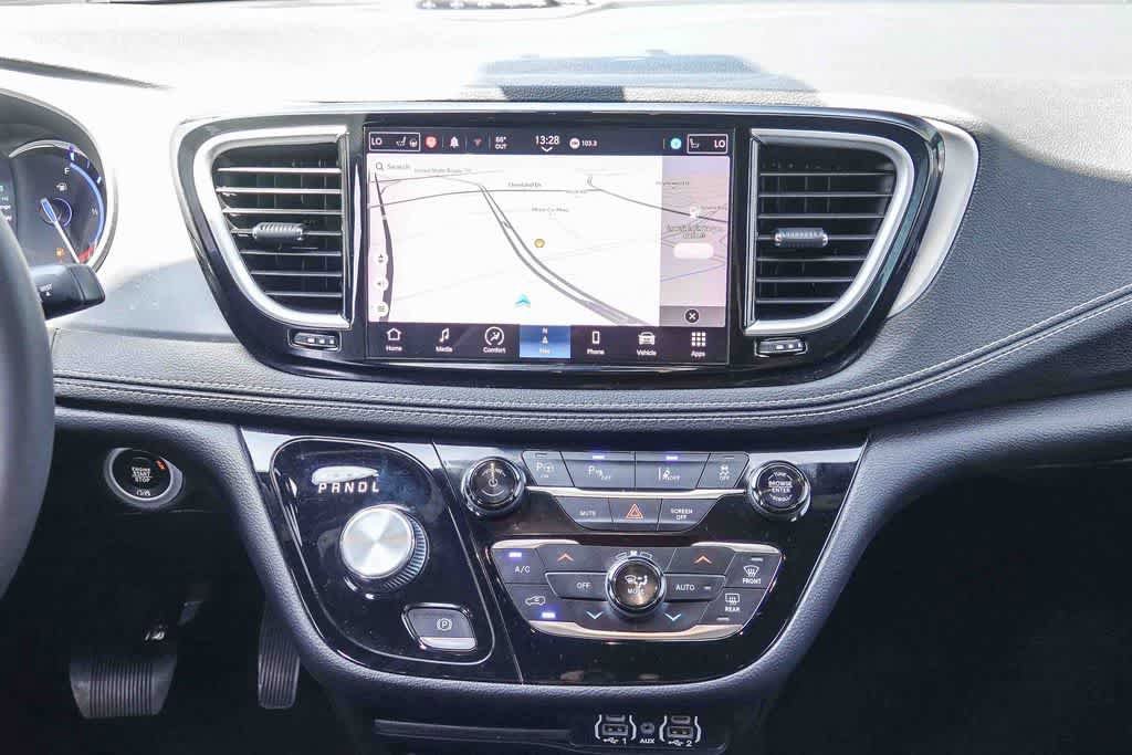 Used 2022 Chrysler Pacifica Touring-L w/ Uconnect Theater Family Group FWD image 12