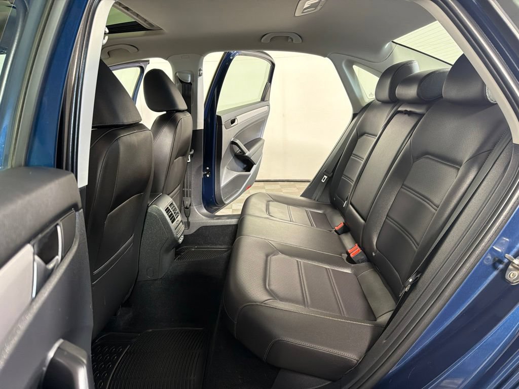 Certified 2022 Volkswagen Passat 2.0T SE FWD image 19