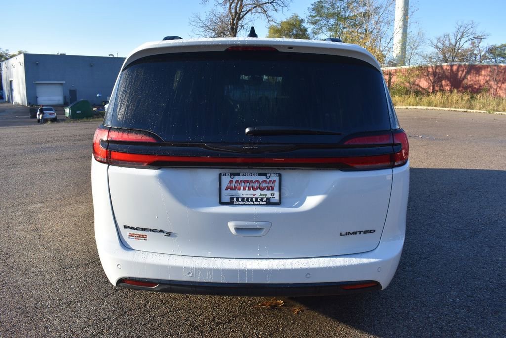 Used 2025 Chrysler Pacifica Limited FWD image 7