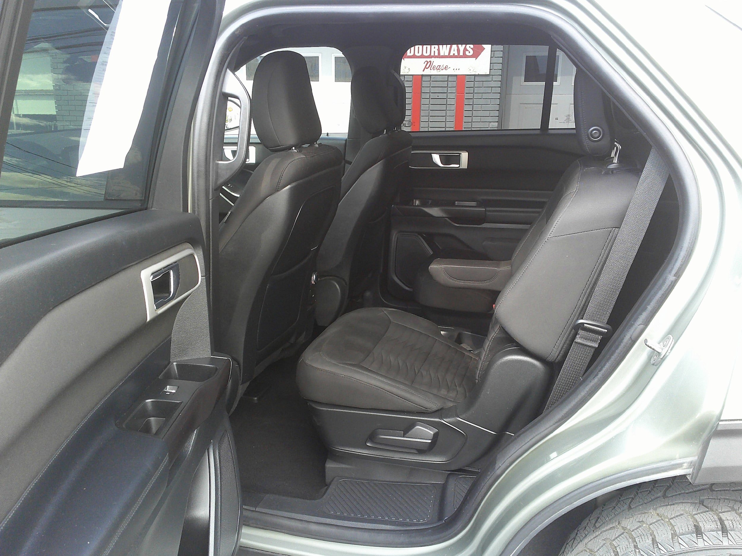 Used 2020 Ford Explorer XLT w/ Comfort Package AWD/4WD image 17