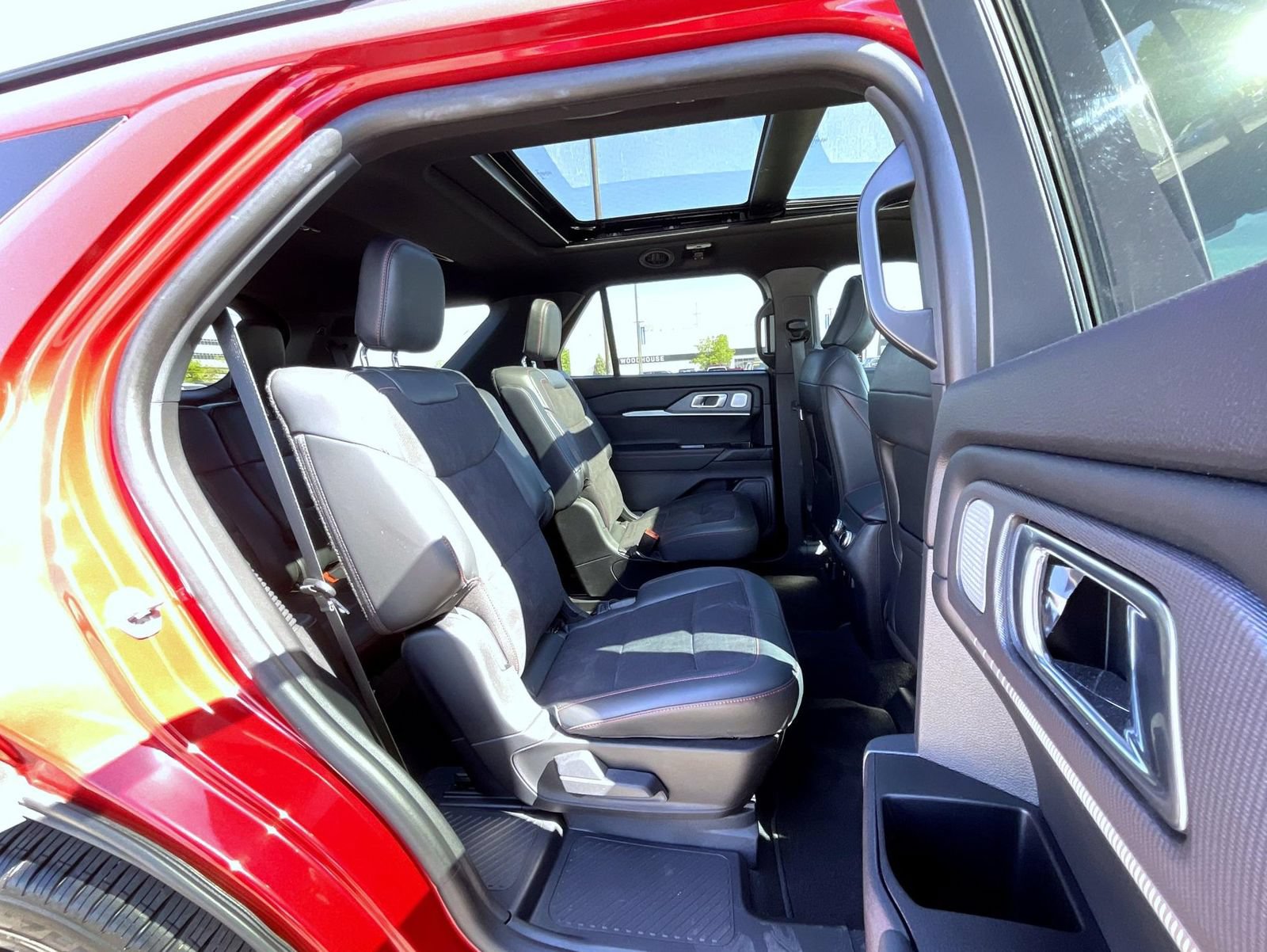Used 2025 Ford Explorer ST w/ Sun And Sound Package AWD/4WD image 18