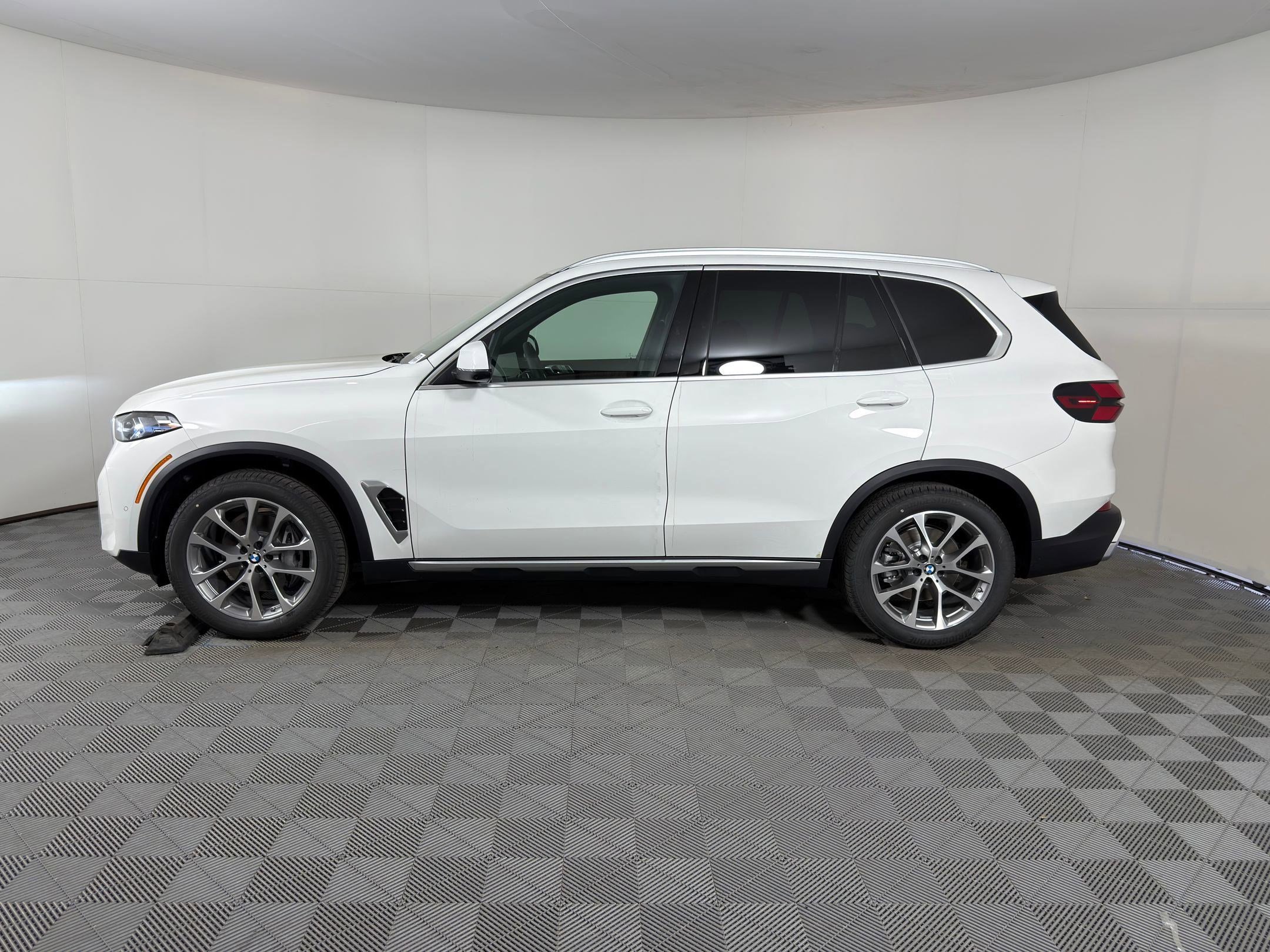 Used 2026 BMW X5 sDrive40i w/ Parking Assistance Package RWD image 2