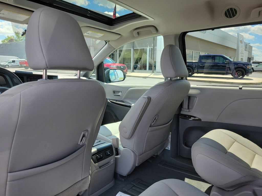 Used 2019 Toyota Sienna XLE w/ XLE Navigation Package FWD image 16