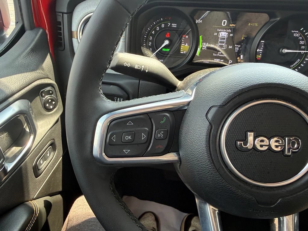Used 2025 Jeep Wrangler Unlimited Sahara AWD/4WD image 19