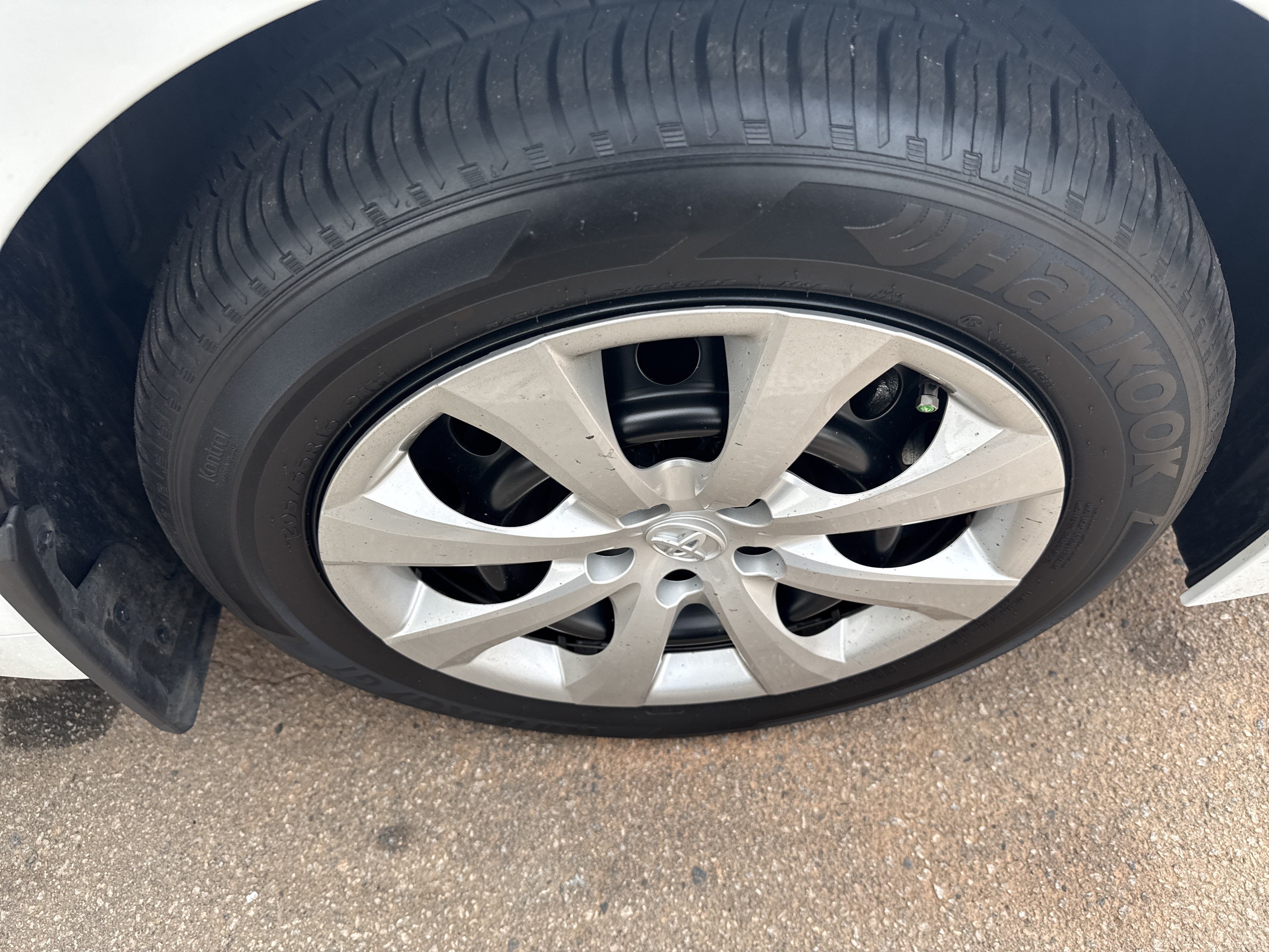 Used 2026 Toyota Corolla LE FWD image 9