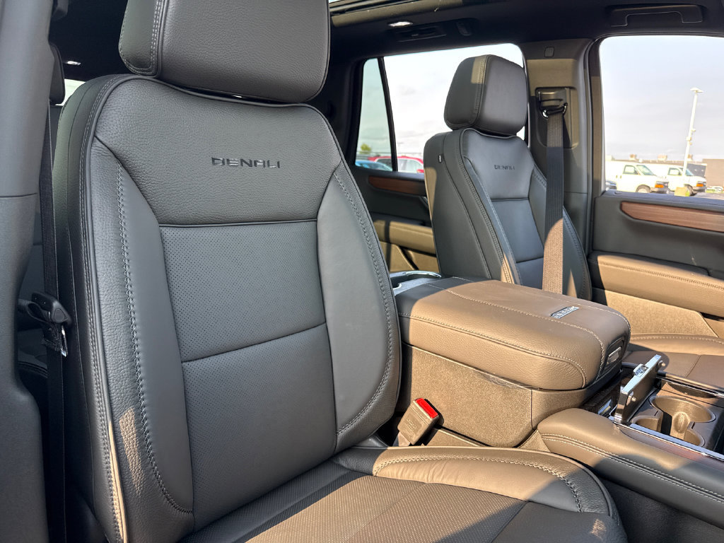 New 2026 GMC Yukon Denali w/ Sun & Power Step Package AWD/4WD image 37