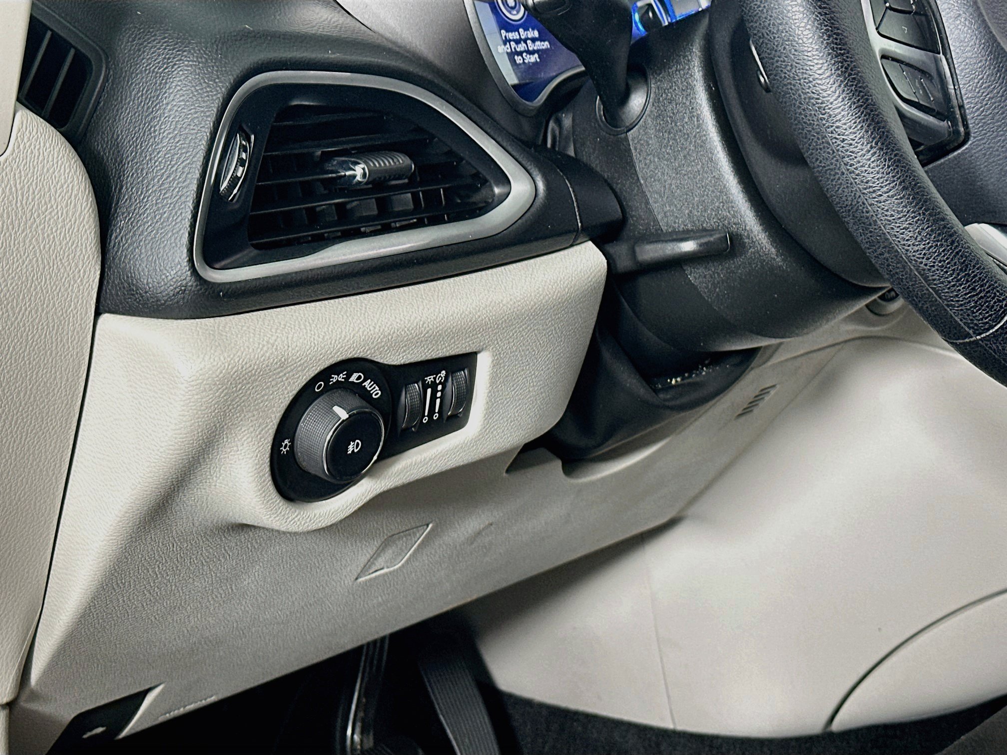 Used 2020 Chrysler Pacifica Touring FWD image 17