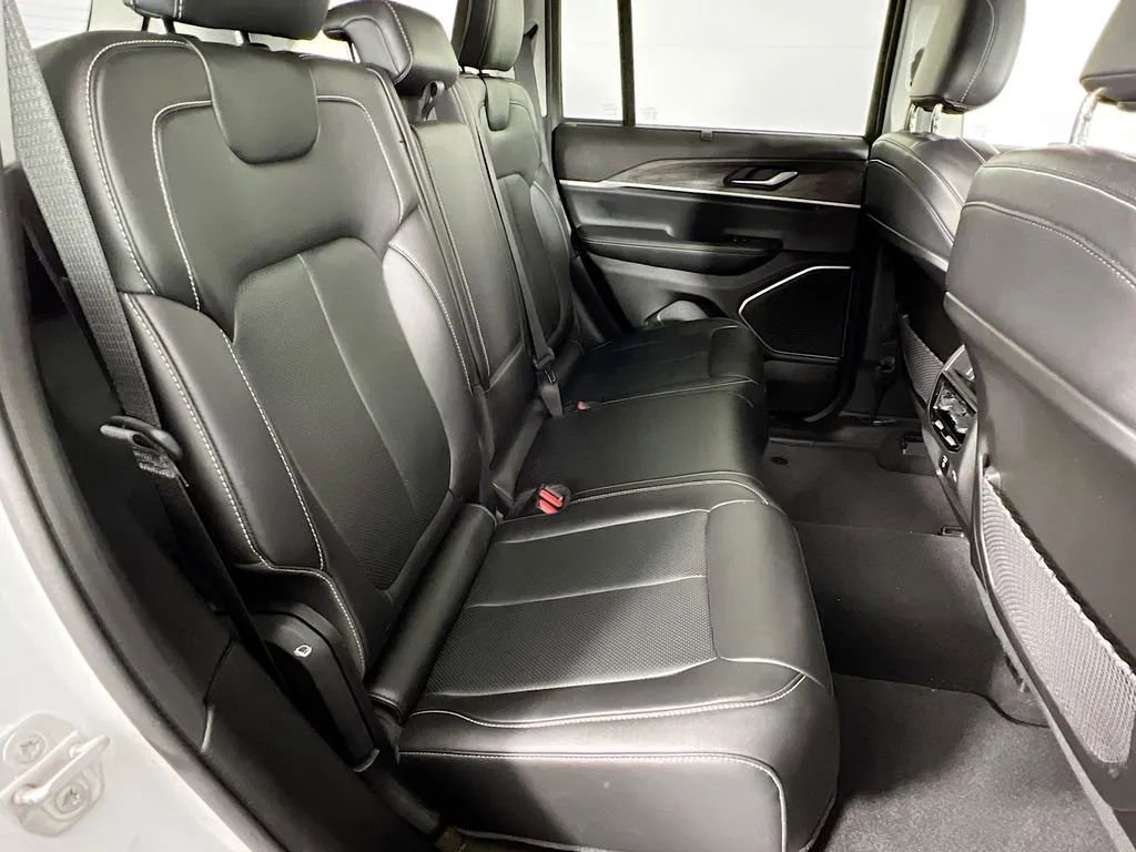 Used 2022 Jeep Grand Cherokee Limited w/ Luxury Tech Group II AWD/4WD image 27