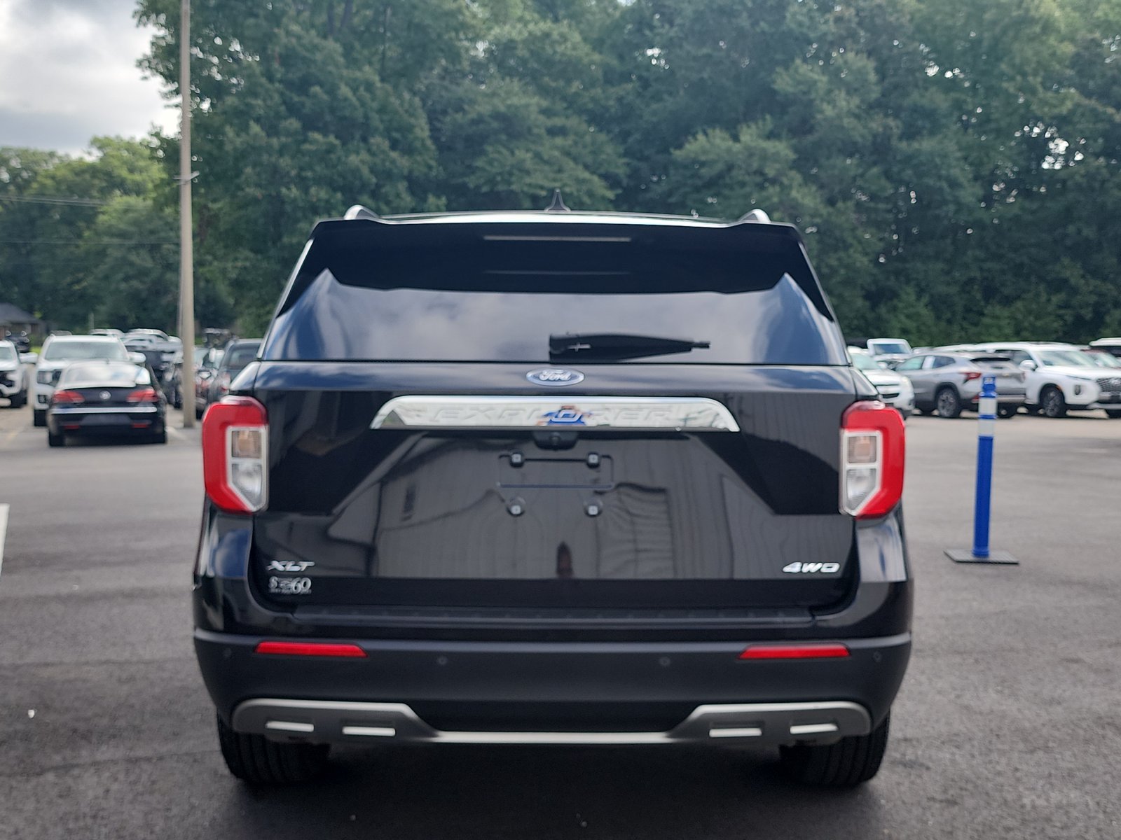 Used 2021 Ford Explorer XLT w/ Equipment Group 202A AWD/4WD image 4