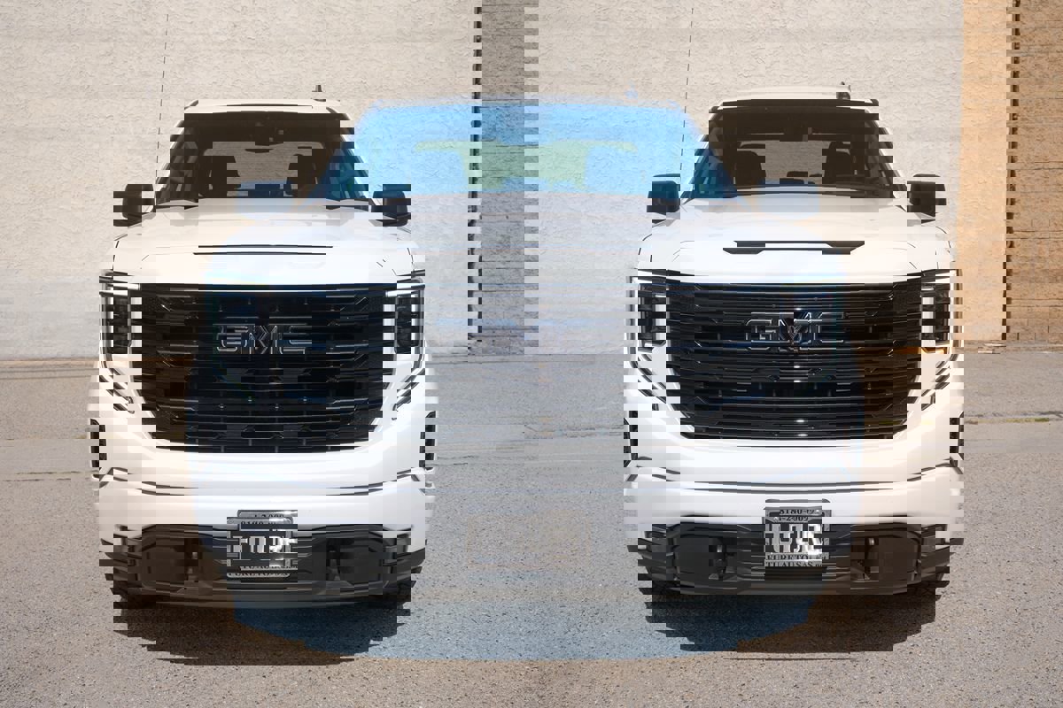 Used 2023 GMC Sierra 1500 Elevation image 2