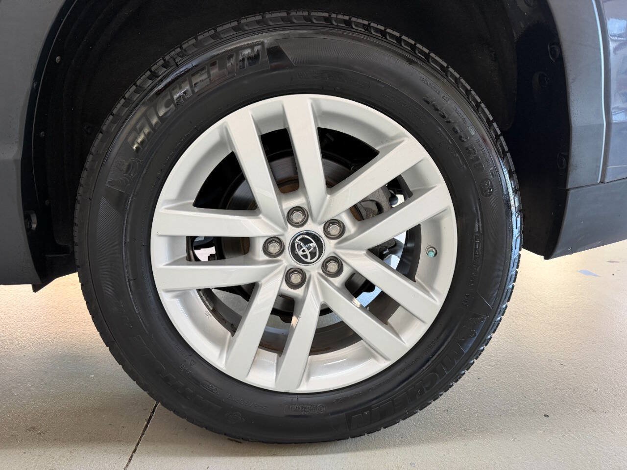 Used 2016 Toyota Highlander LE FWD image 30