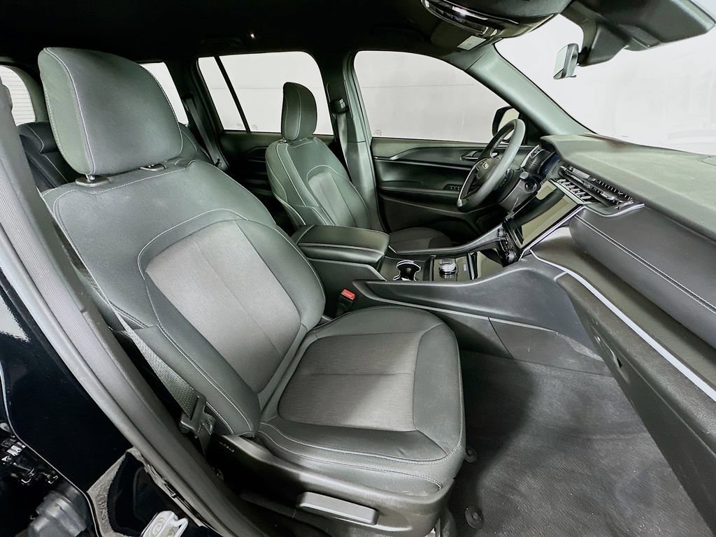 Certified 2025 Jeep Grand Cherokee Laredo w/ Luxury Tech Group I image 38