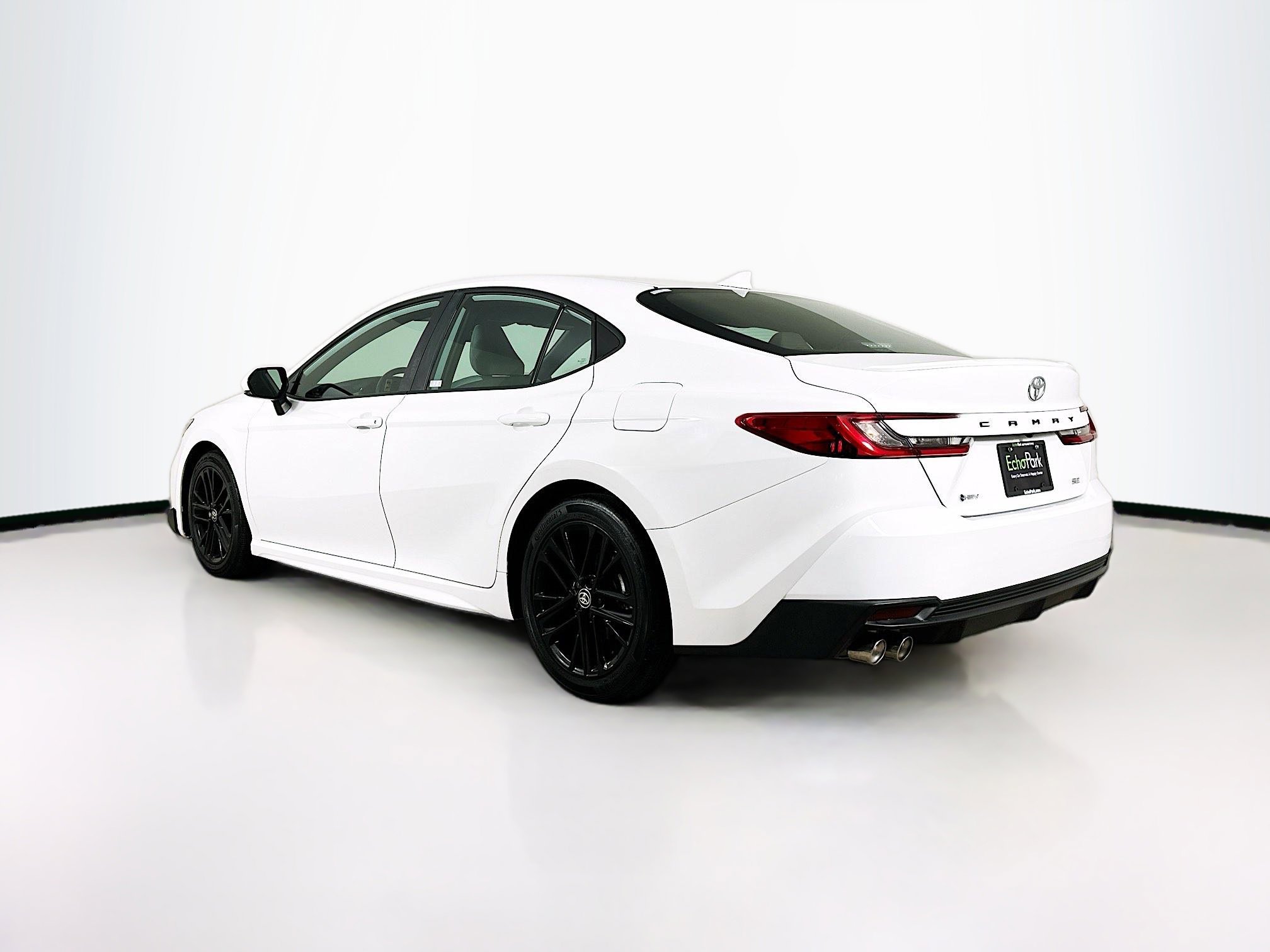 Used 2025 Toyota Camry SE image 5