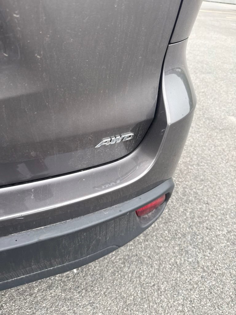 Used 2019 Toyota Highlander LE AWD/4WD image 10