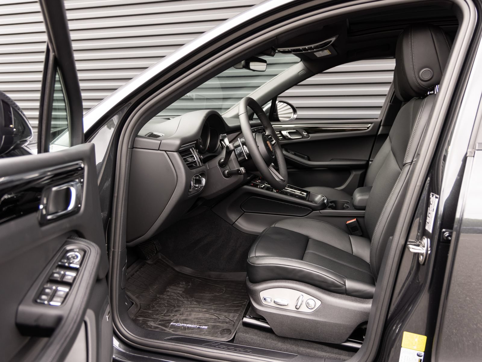 Certified 2026 Porsche Macan AWD/4WD image 23