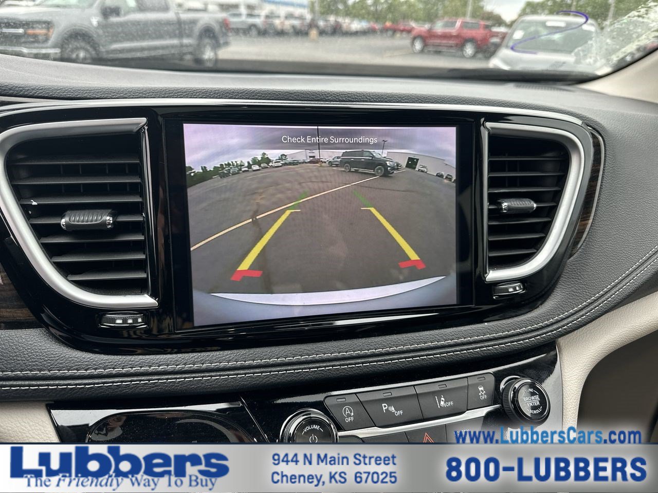 Used 2024 Chrysler Pacifica Limited FWD image 16