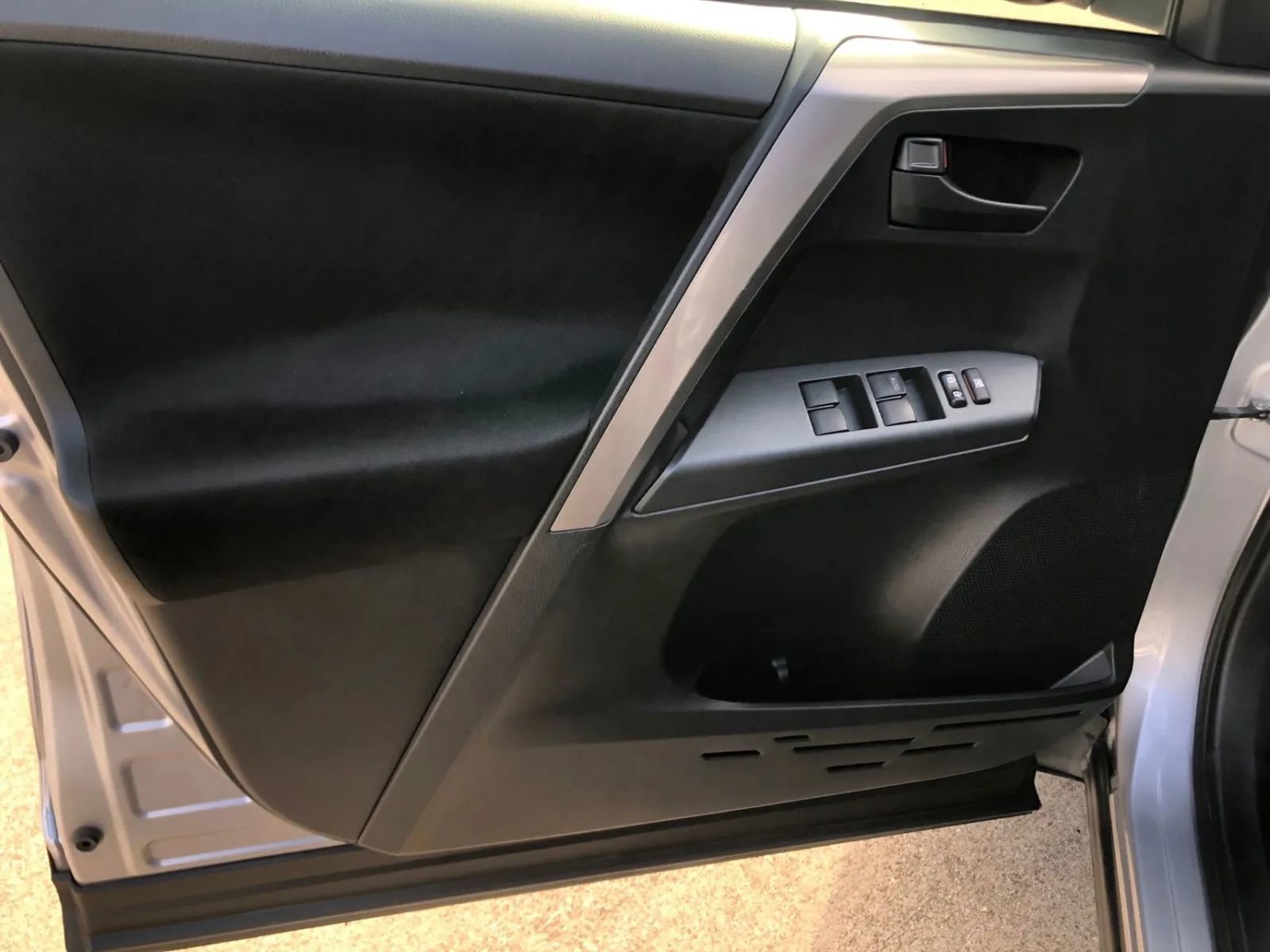 Used 2018 Toyota RAV4 LE w/ Carpet Mat Package AWD/4WD image 10