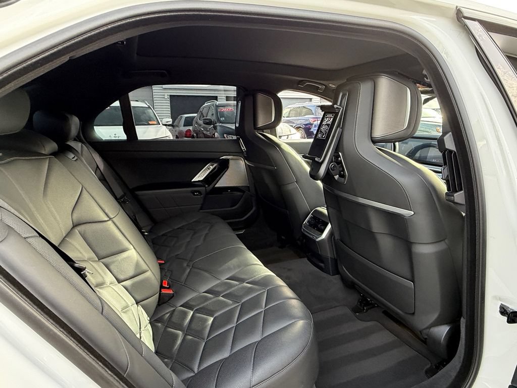 Used 2023 BMW 760i xDrive AWD/4WD image 18