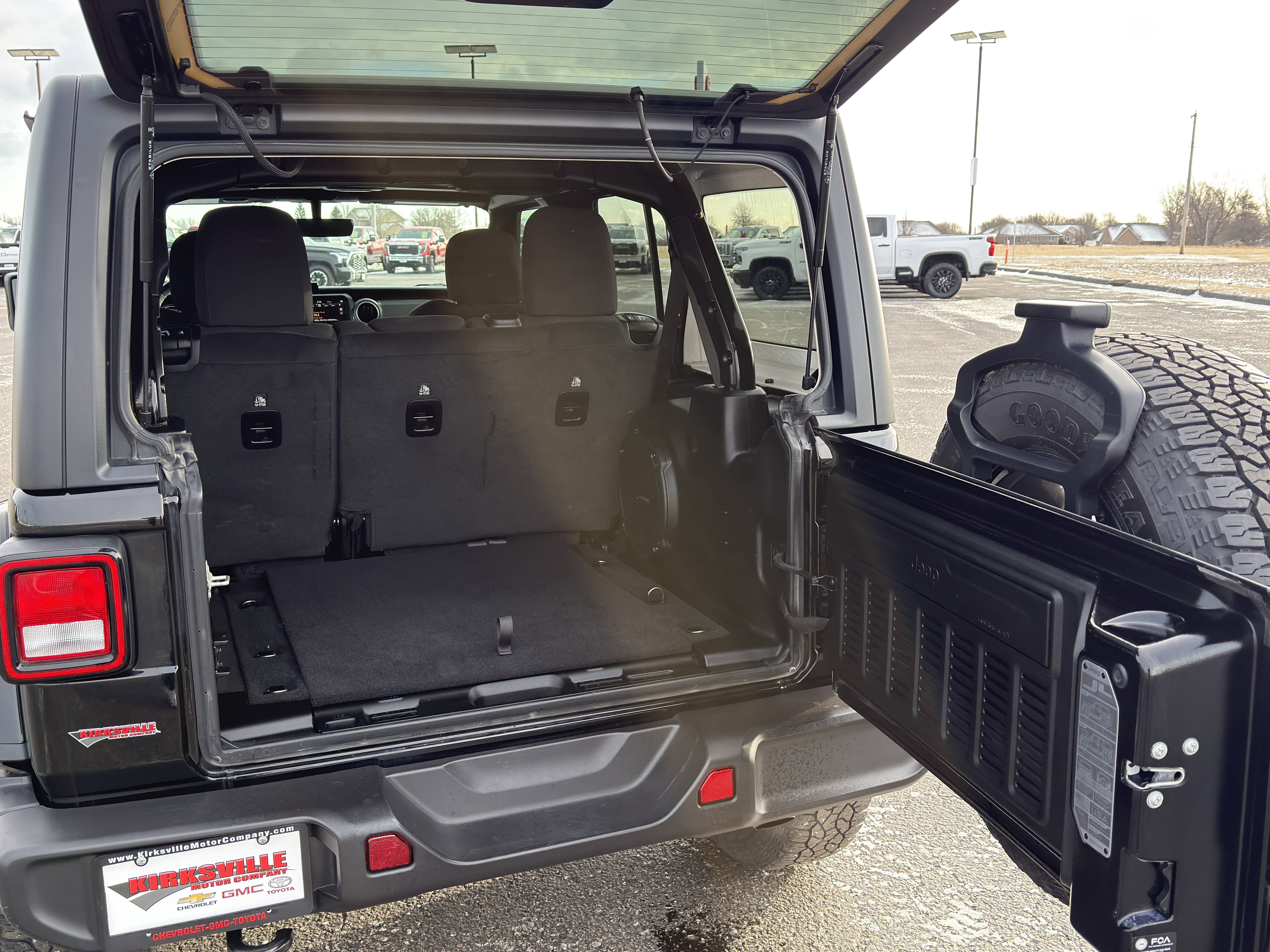 Used 2023 Jeep Wrangler Sahara image 5