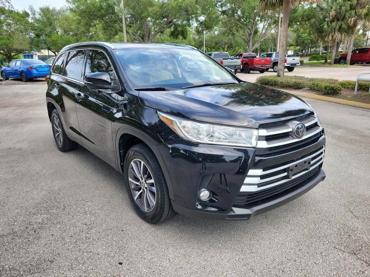 Used 2019 Toyota Highlander XLE image 2