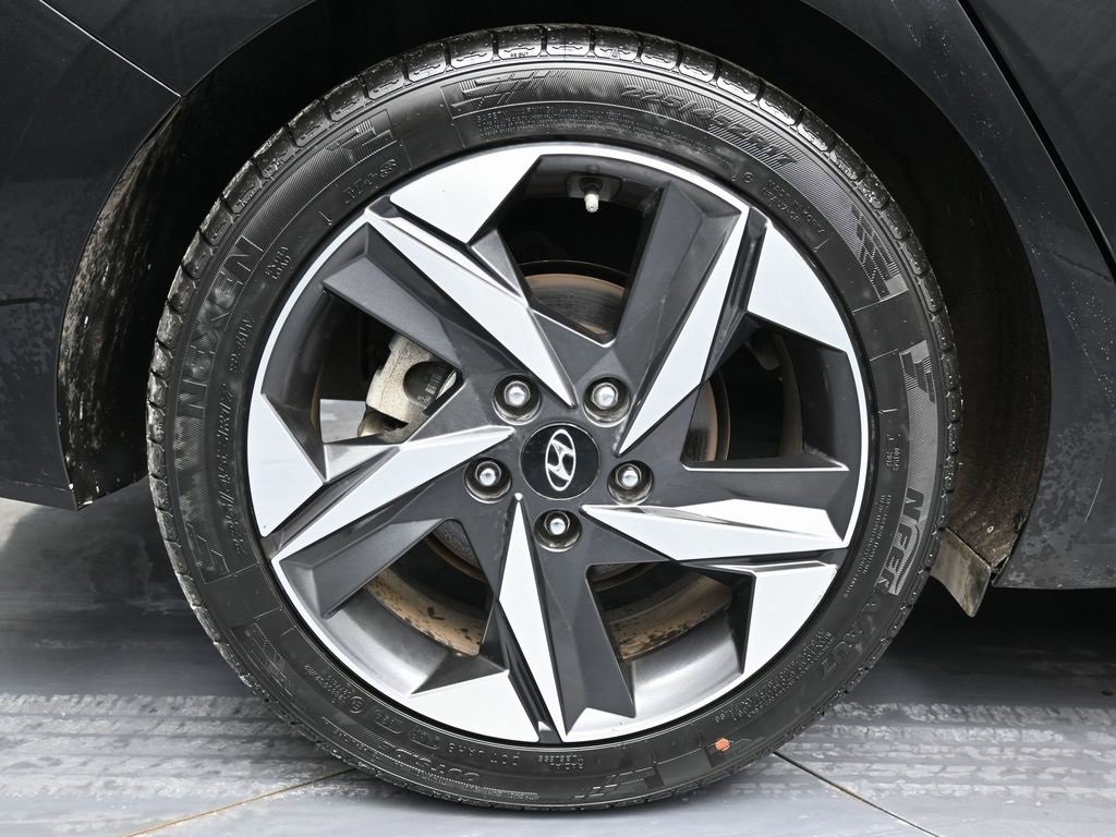 Used 2022 Hyundai Elantra Limited image 13