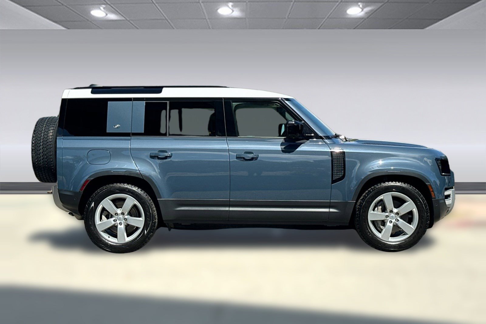 Used 2023 Land Rover Defender 110 SE AWD/4WD image 7