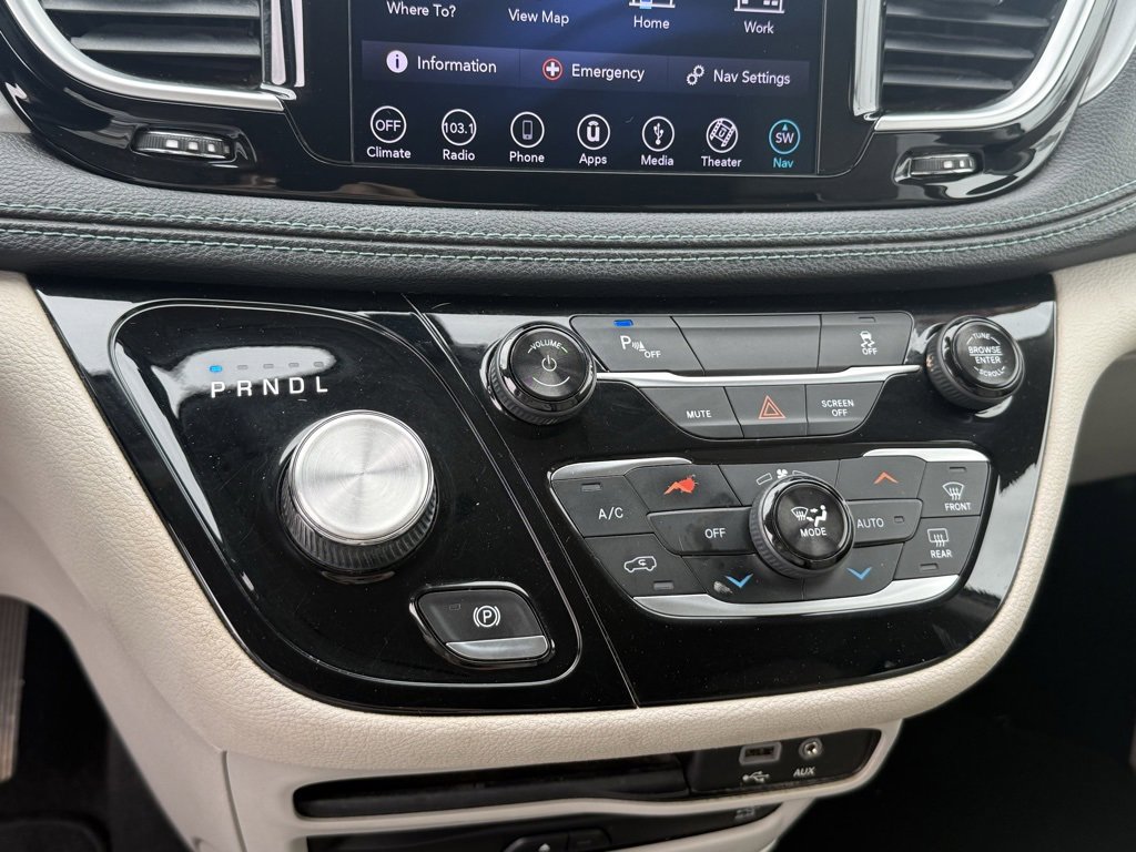 Used 2018 Chrysler Pacifica Limited image 24